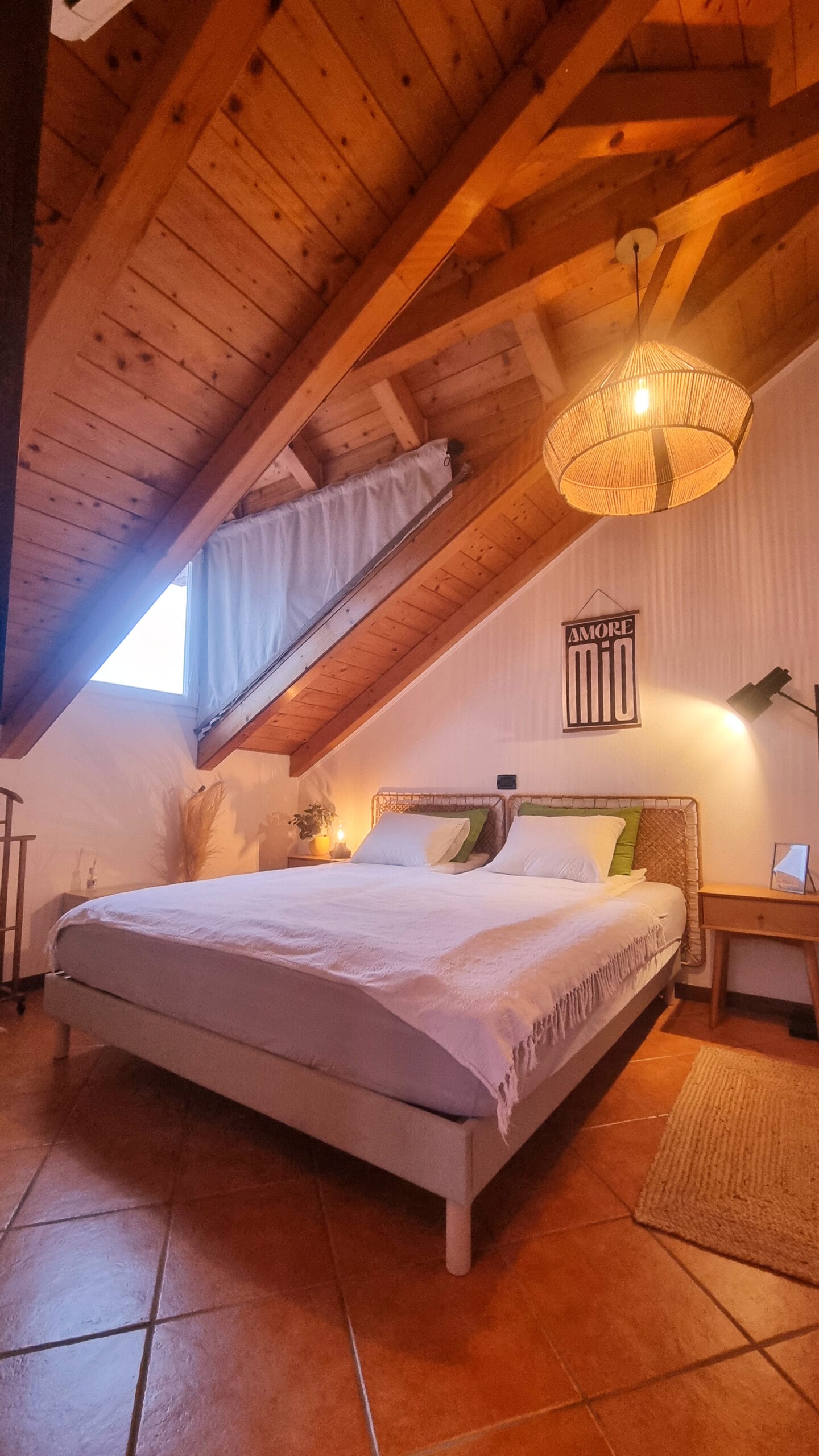 Chambre mansardée cosy avec lit double et boiseries