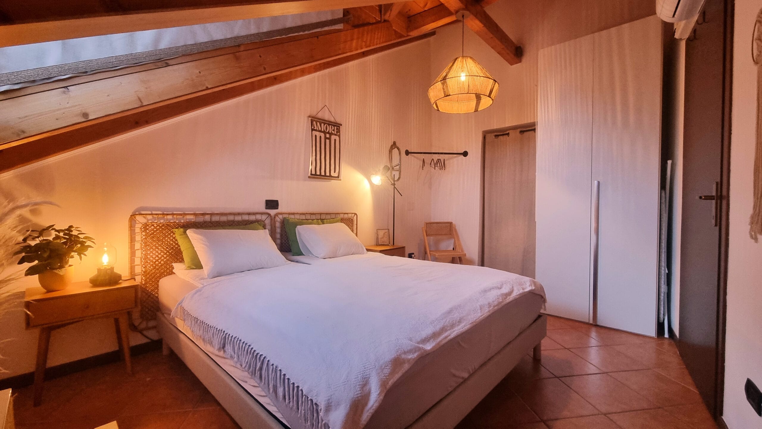 Chambre cosy sous combles avec éclairage doux