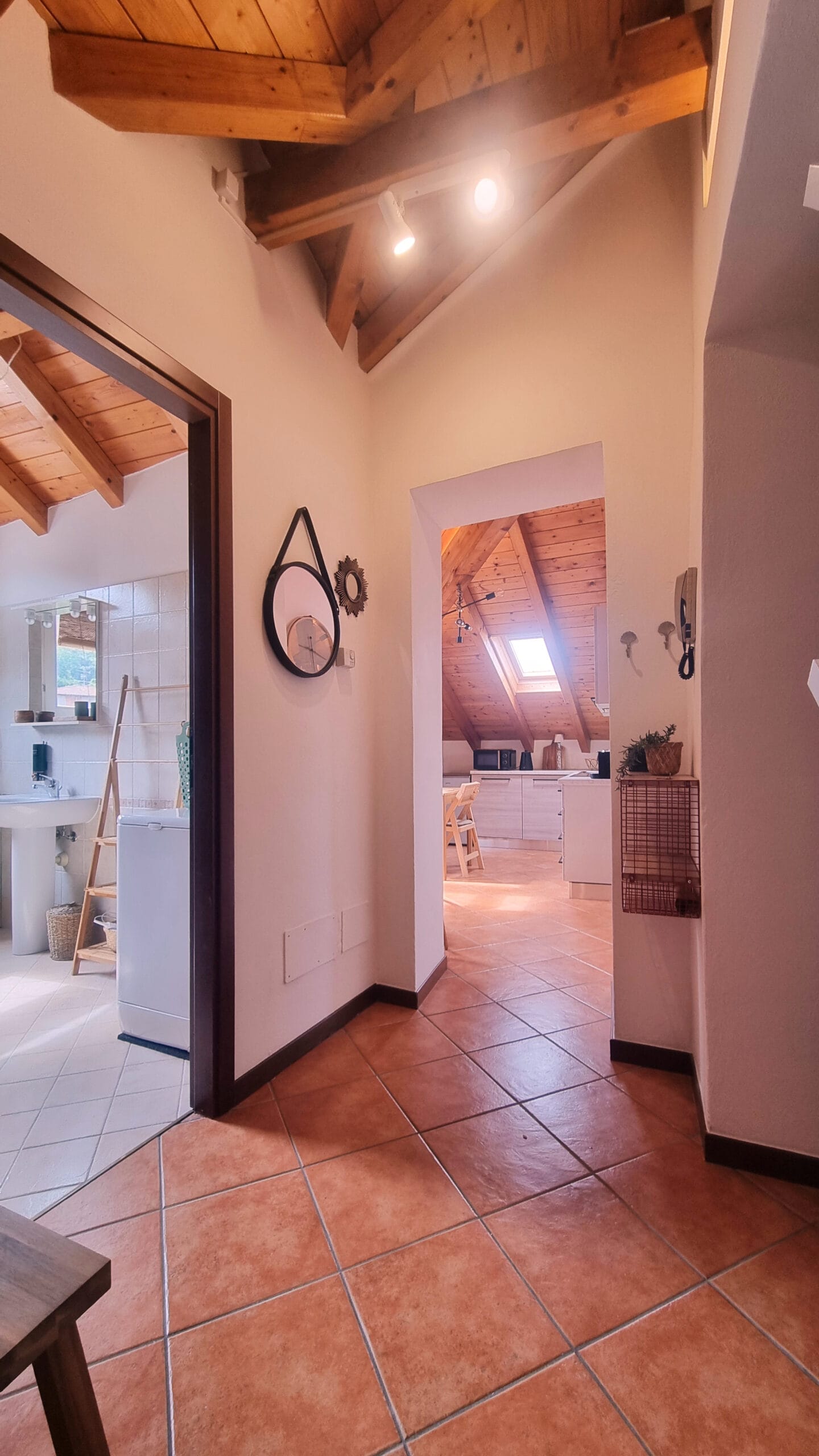 Intérieur maison moderne avec charpentes en bois