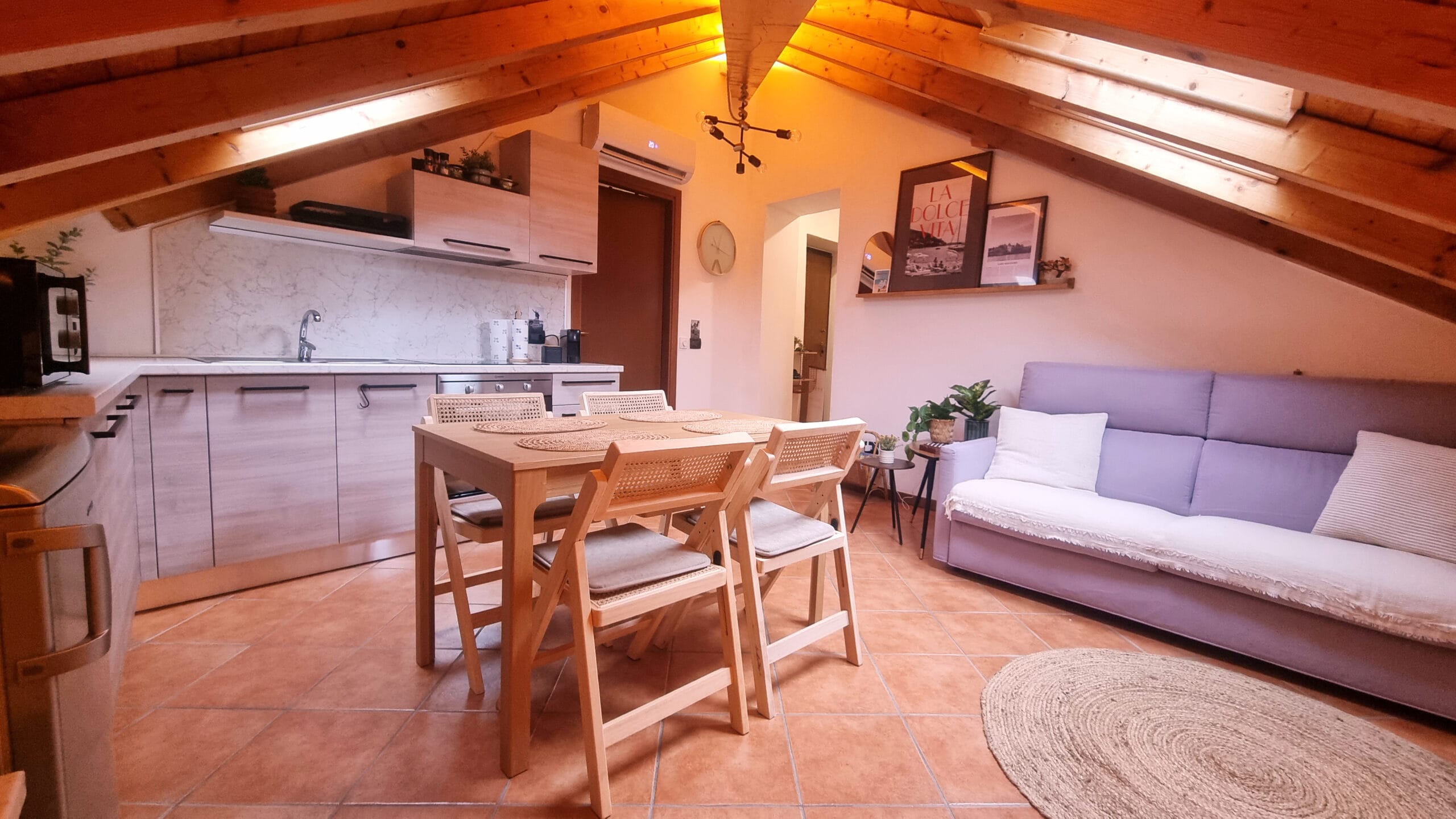Intérieur cosy sous comble avec cuisine et salon