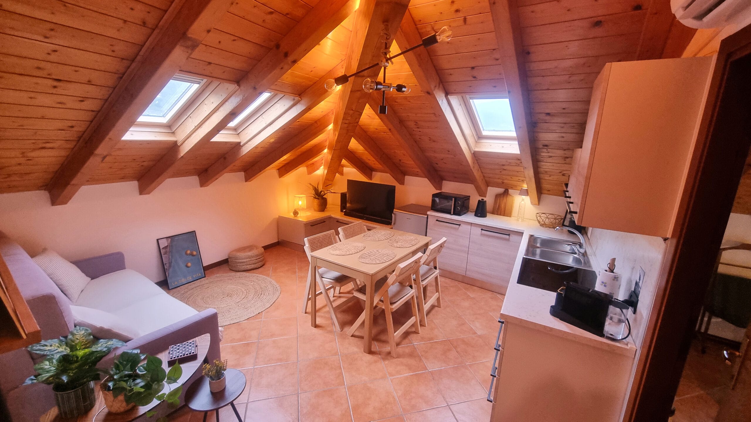 Intérieur cosy mansardé avec meubles en bois
