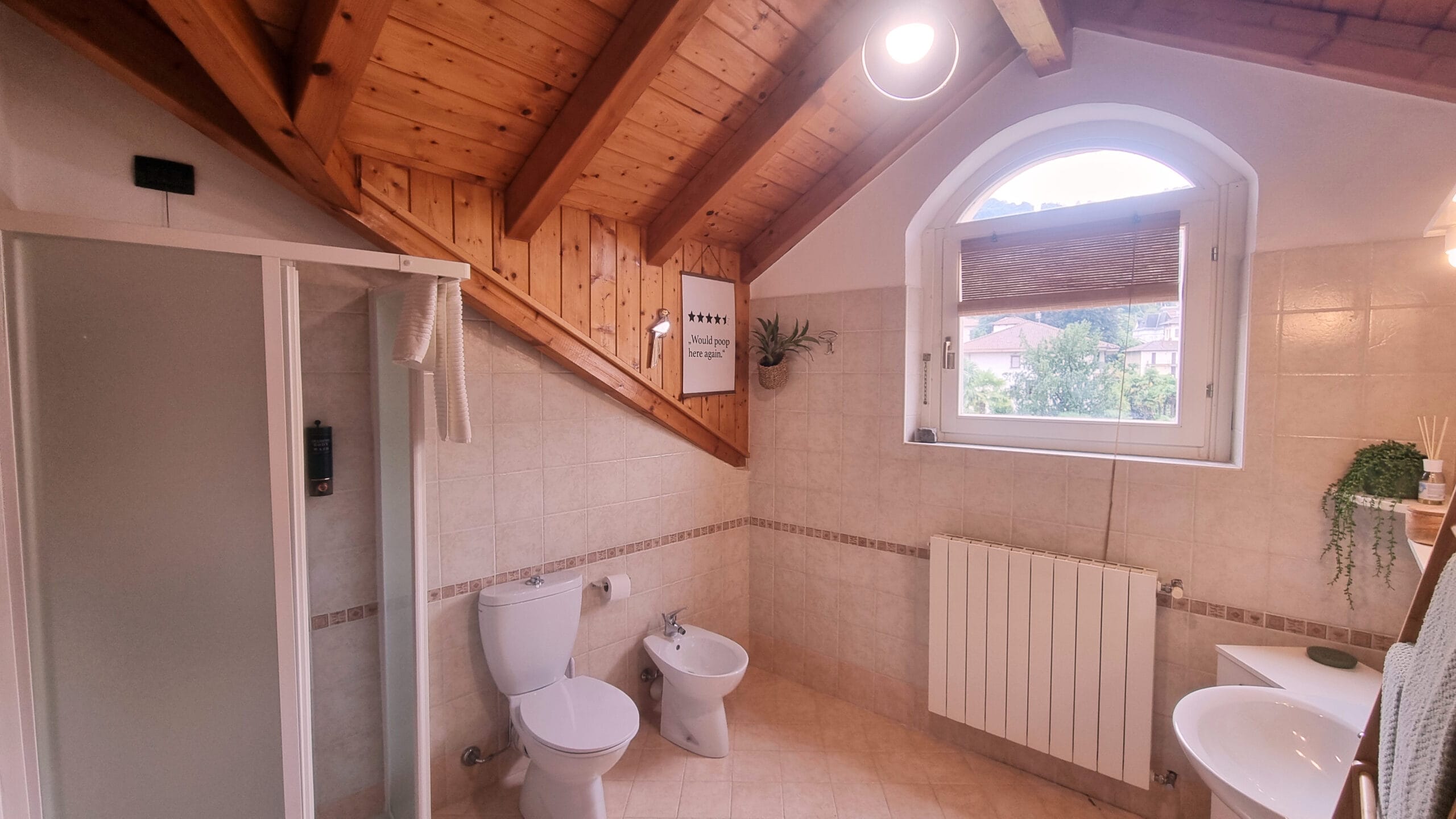 Salle de bain spacieuse avec plafond en bois