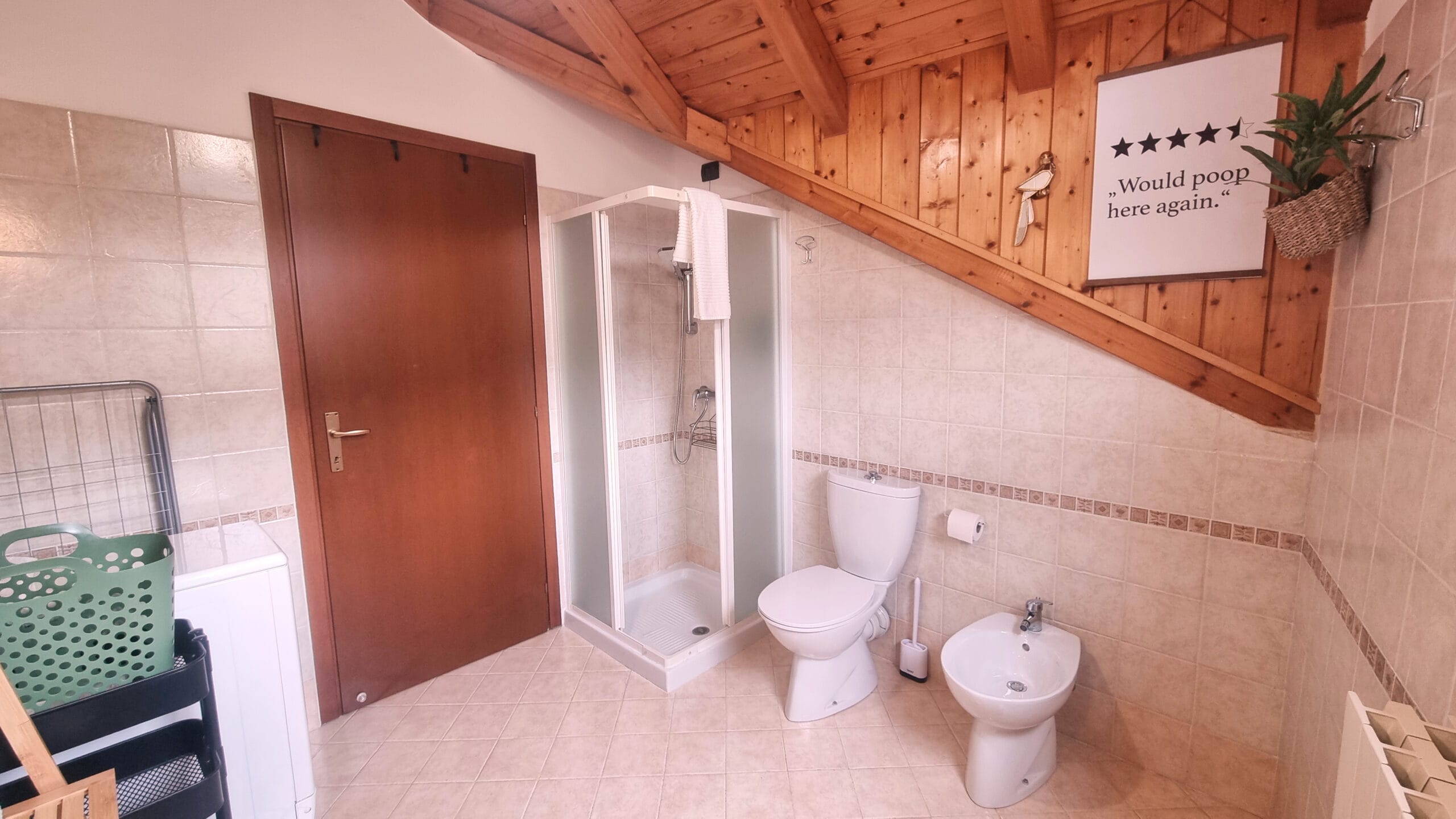 Salle de bain moderne avec douche et décoration murale