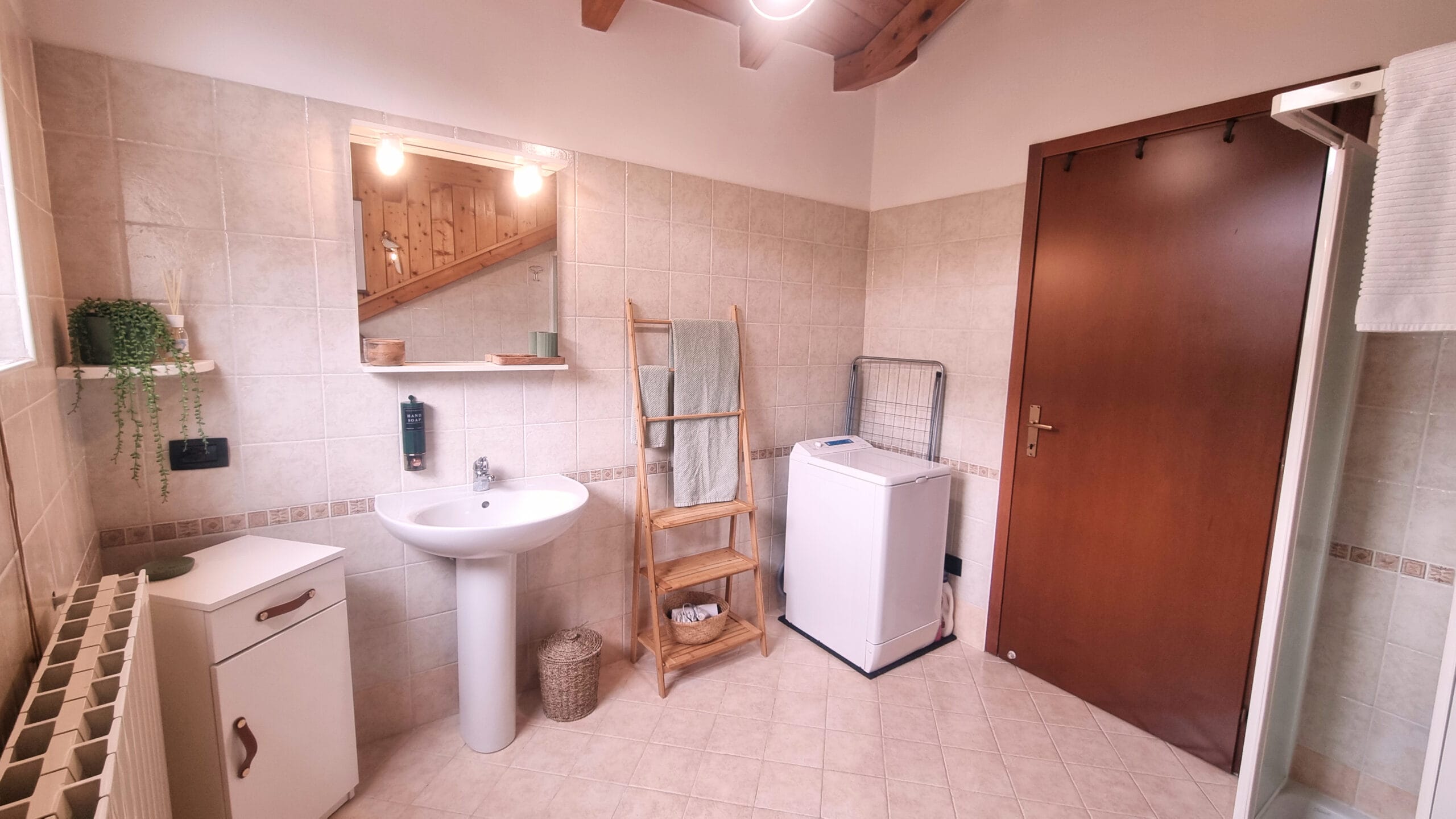 Salle de bain rustique avec plantes et linge